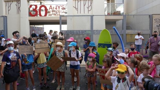 Un colegio de Valencia protesta contra la Generalitat con flotadores y ropa de playa por la falta de sombra en el patio