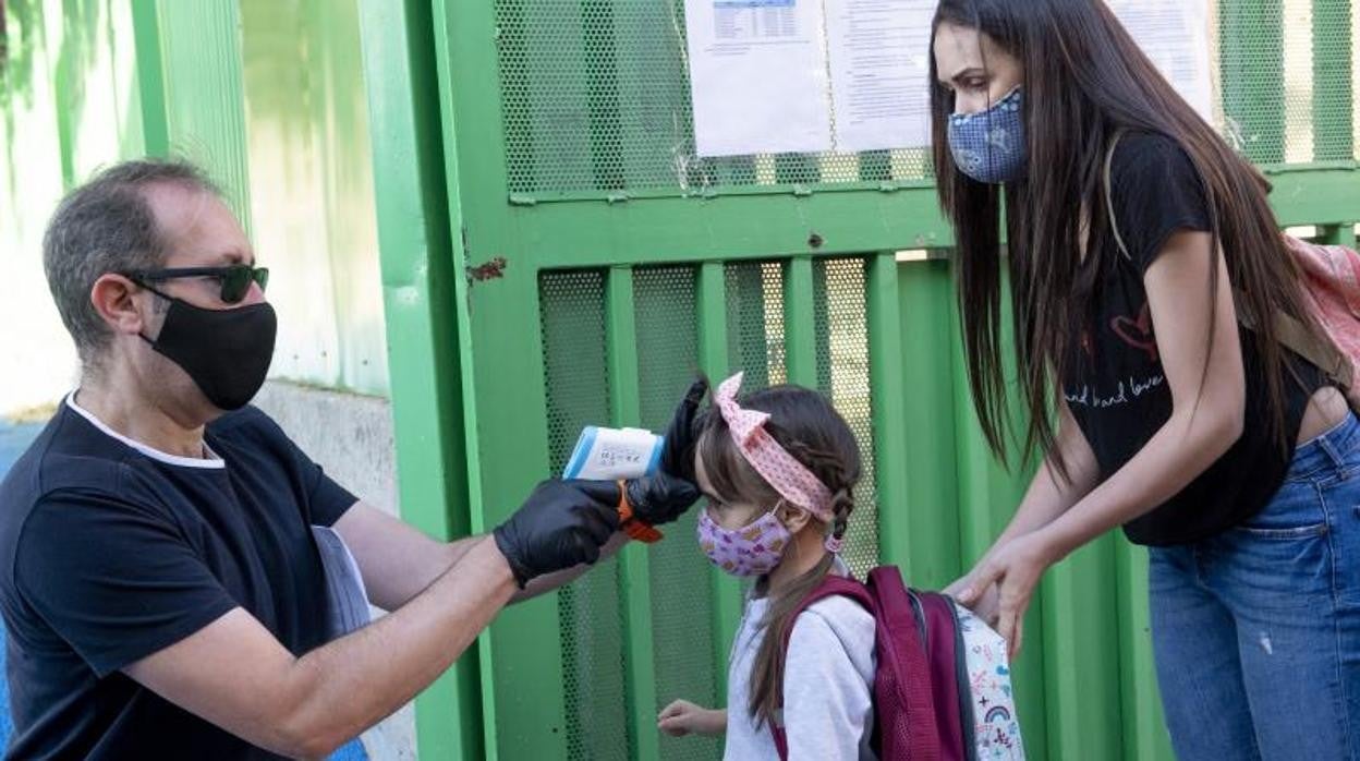 Control de temperatura a una alumna al llegar al colegio en este curso escolar