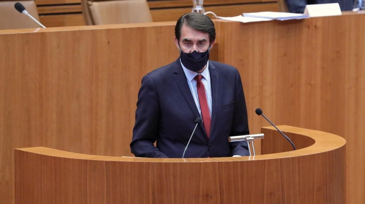 El consejero de Fomento y Medio Ambiente, Juan Carlos Suárez-Quiñones, interviene en el pleno.