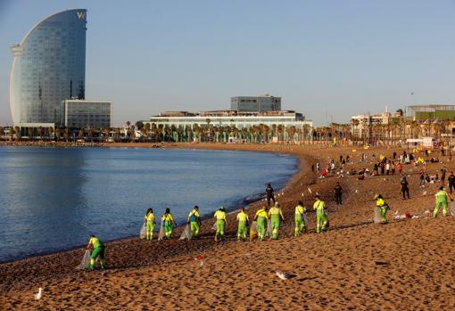 Operativo de limpieza de la playa de la Barceloneta, este jueves