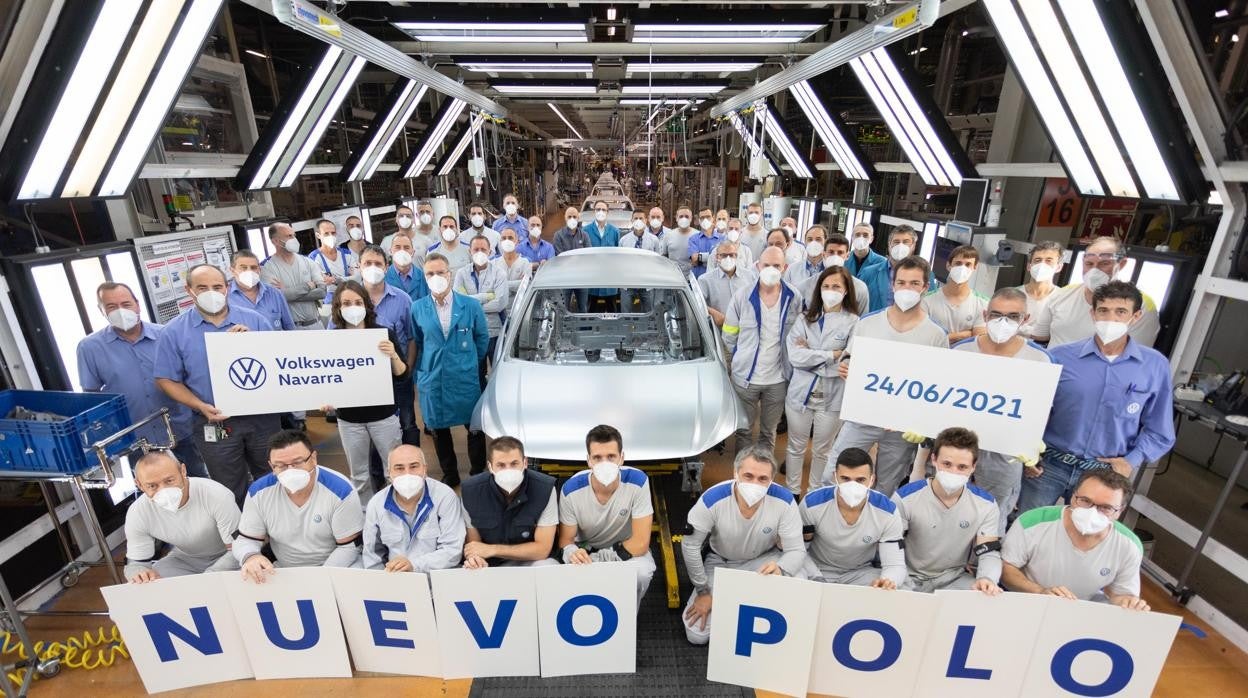 Equipo de chapistas de Volkswagen del nuevo Polo en la fábrica de Landaben en Navarra