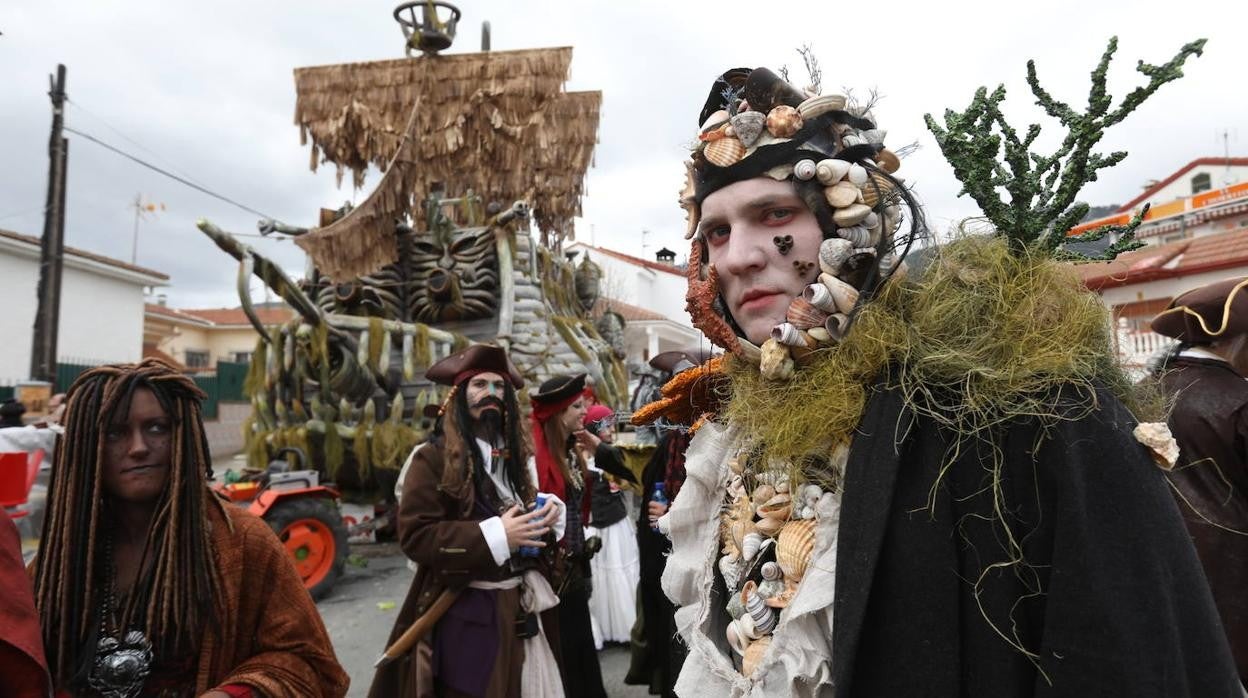 Foto de archivo del desfile de comparsas y carrozas del Carnaval de Cebreros.