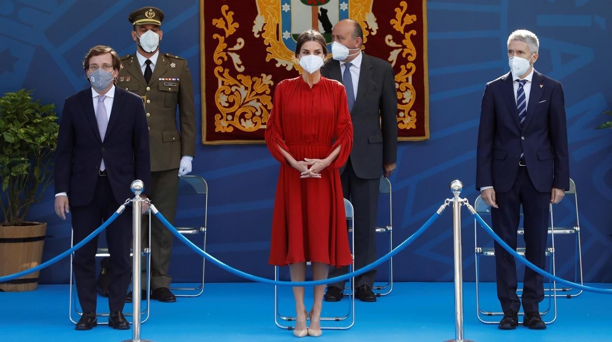 La Reina Letizia, en el centro, junto a José Luis Martínez-Almeida (izq.) y Grande-Marlaska (dcha.)