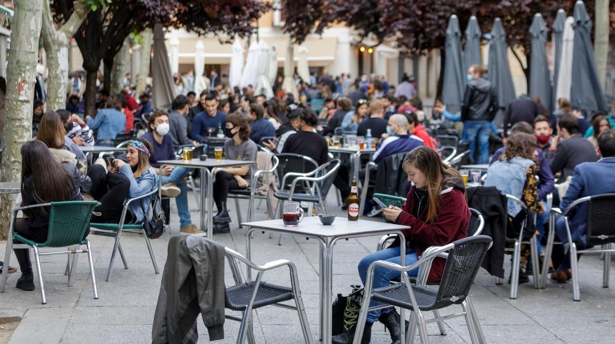 Jóvenes en una terraza en el centro de Valladolid