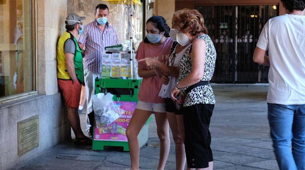 Foto de archivo de gente usando mascarilla en la calle.