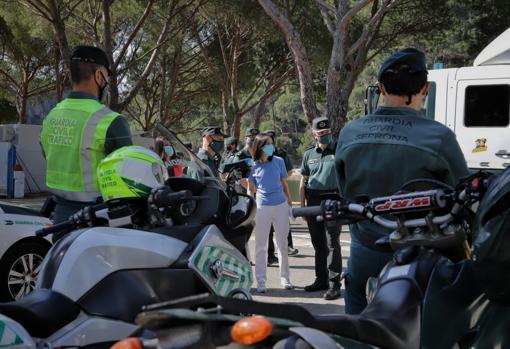 Mercedes González, con la Guardia Civil, esta mañana en la presentación del plan