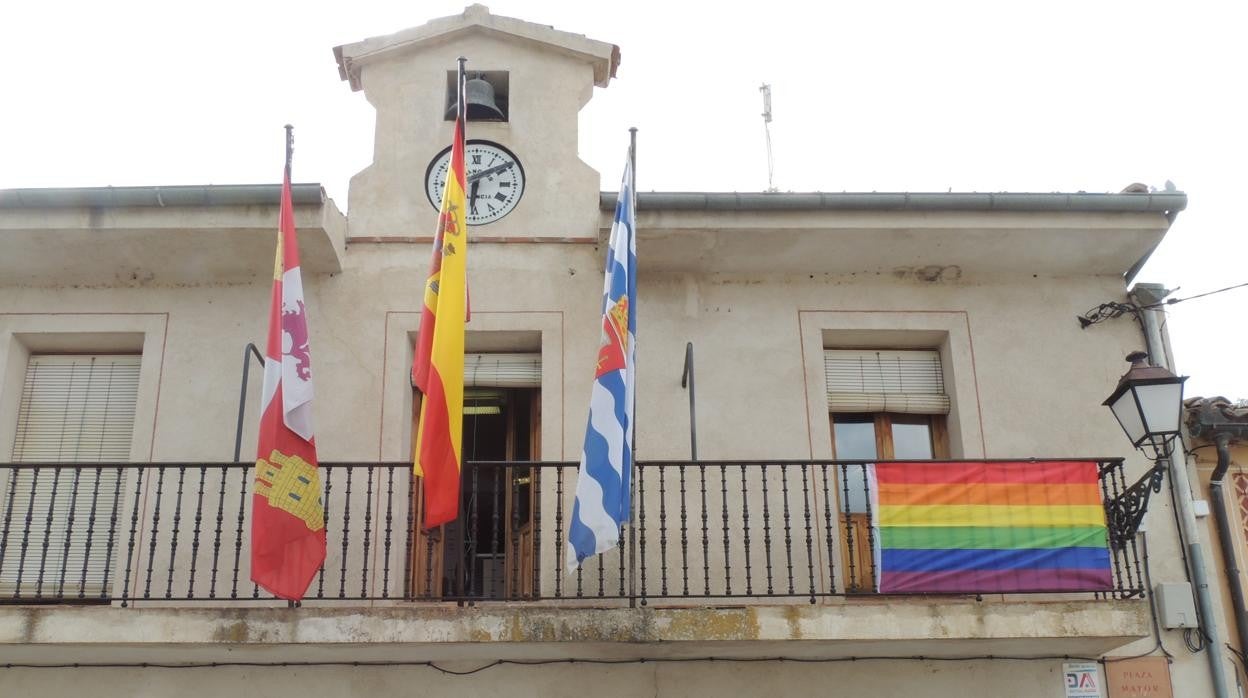 «No me van a amedrentar», avisa el alcalde tras ser arrancada la bandera LGTBI del Ayuntamiento de Torrecaballeros