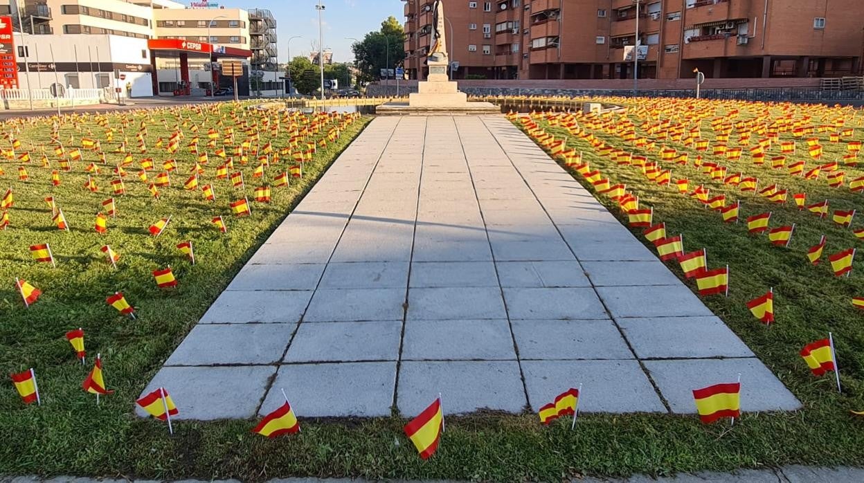 Banderas de España colocadas en la rotonda junto al cuartel de la Guardia Civil en Toledo