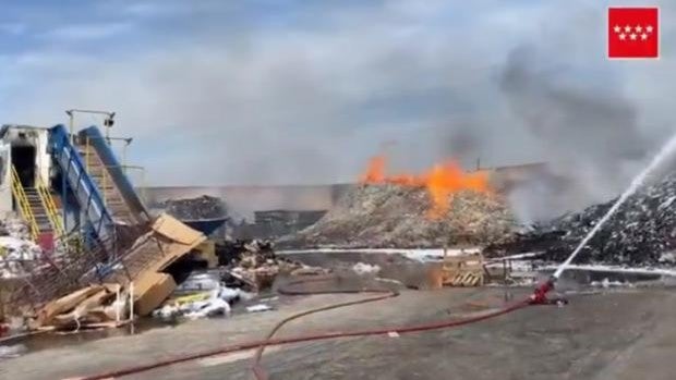 El viento y el combustible complican la extinción de un aparatoso incendio en una nave de material de reciclaje en Alcalá