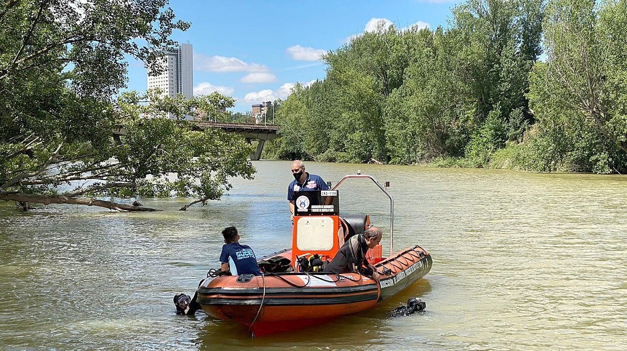 Los servicios de emergencias durante la búsqueda del joven finalmente fallecido