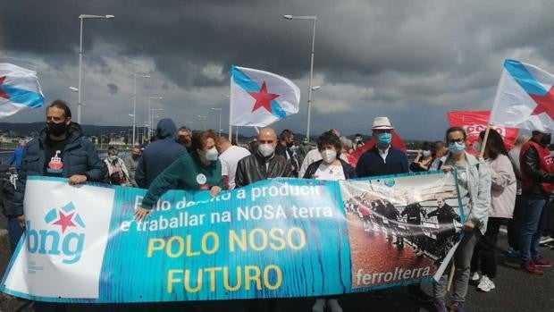 Más de 700 manifestantes salen a la calle para reclamar soluciones para Ferrolterra