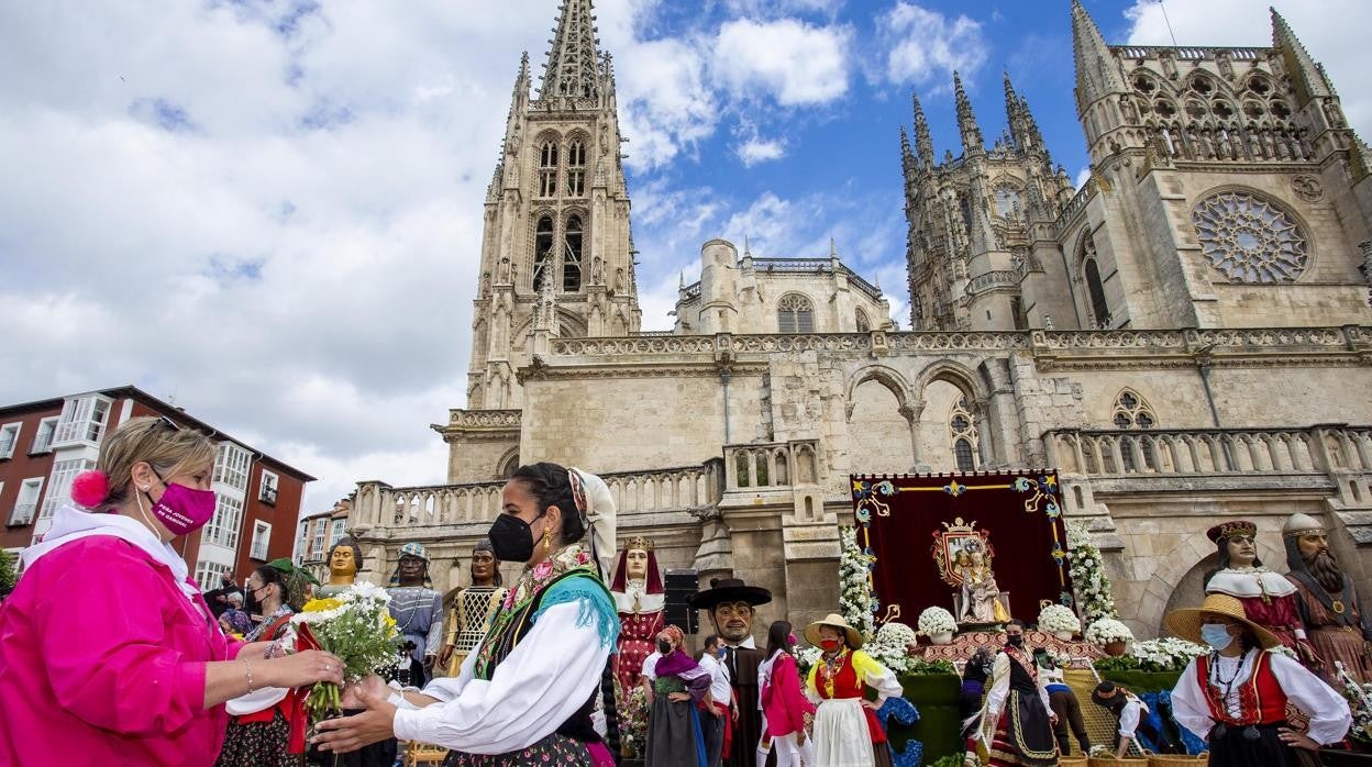 Celebración de la tradicional ofrenda de flores a Santa María La Mayor en Burgos