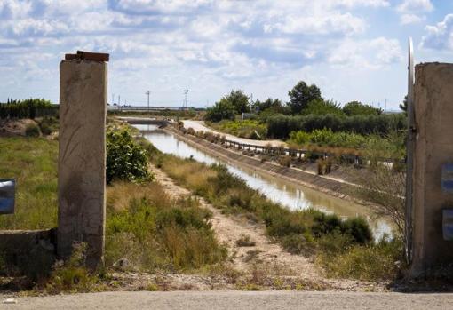 Conducciones de riego en el campo de la Vega Baja alicantina