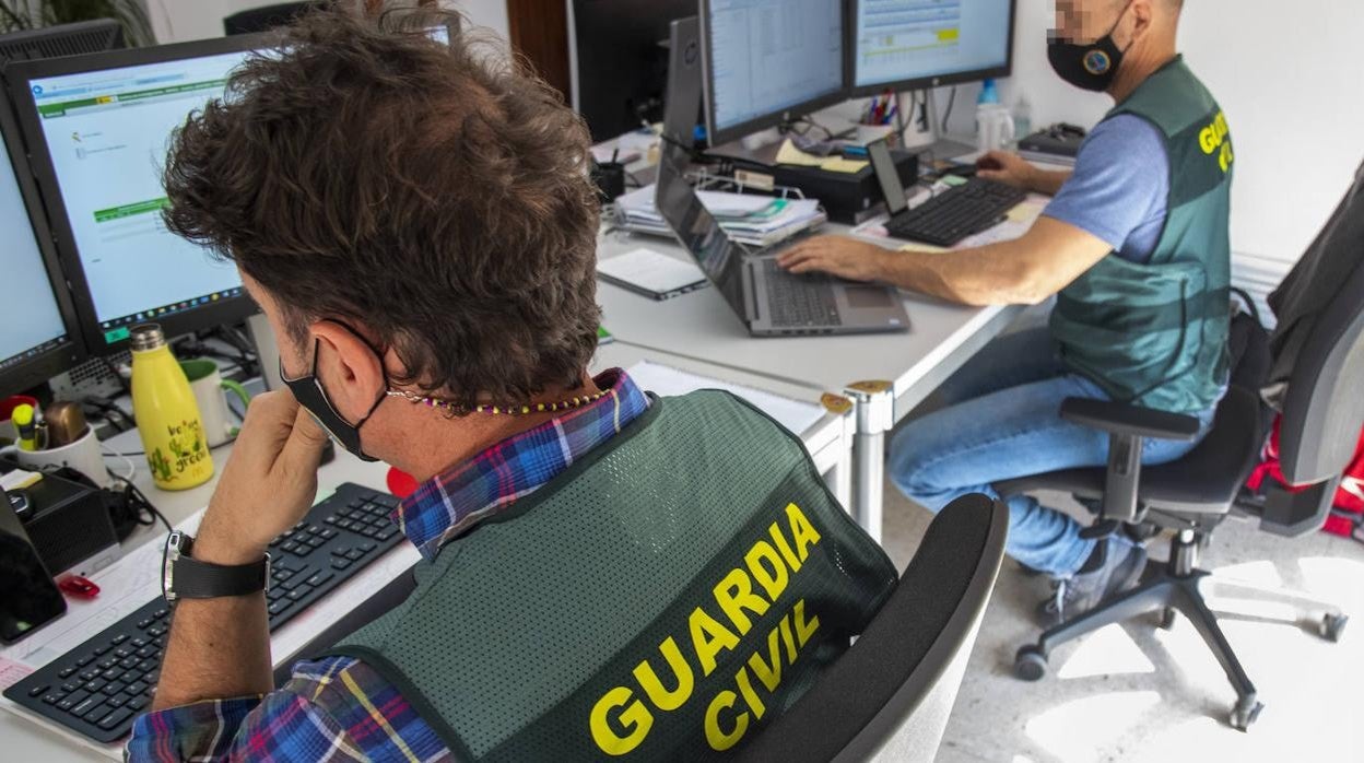 Foto de archivo de agentes de la Guardia Civil trabajando