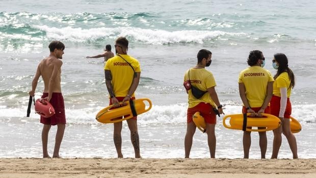 Salvan la vida a un bañista de 80 años que se ahogaba en la playa en Alicante