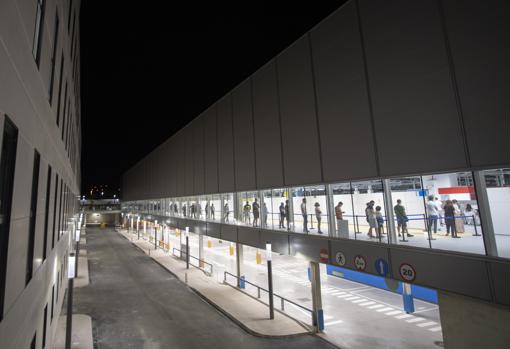 Los primeros vacunados de madrugada en el Zendal: «Nos ahorramos la cola bajo el sol y así no me afecta en las vacaciones»