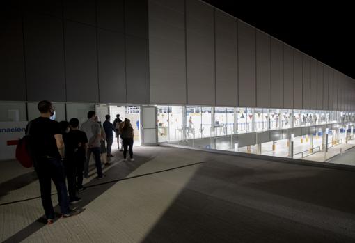 Los primeros vacunados de madrugada en el Zendal: «Nos ahorramos la cola bajo el sol y así no me afecta en las vacaciones»