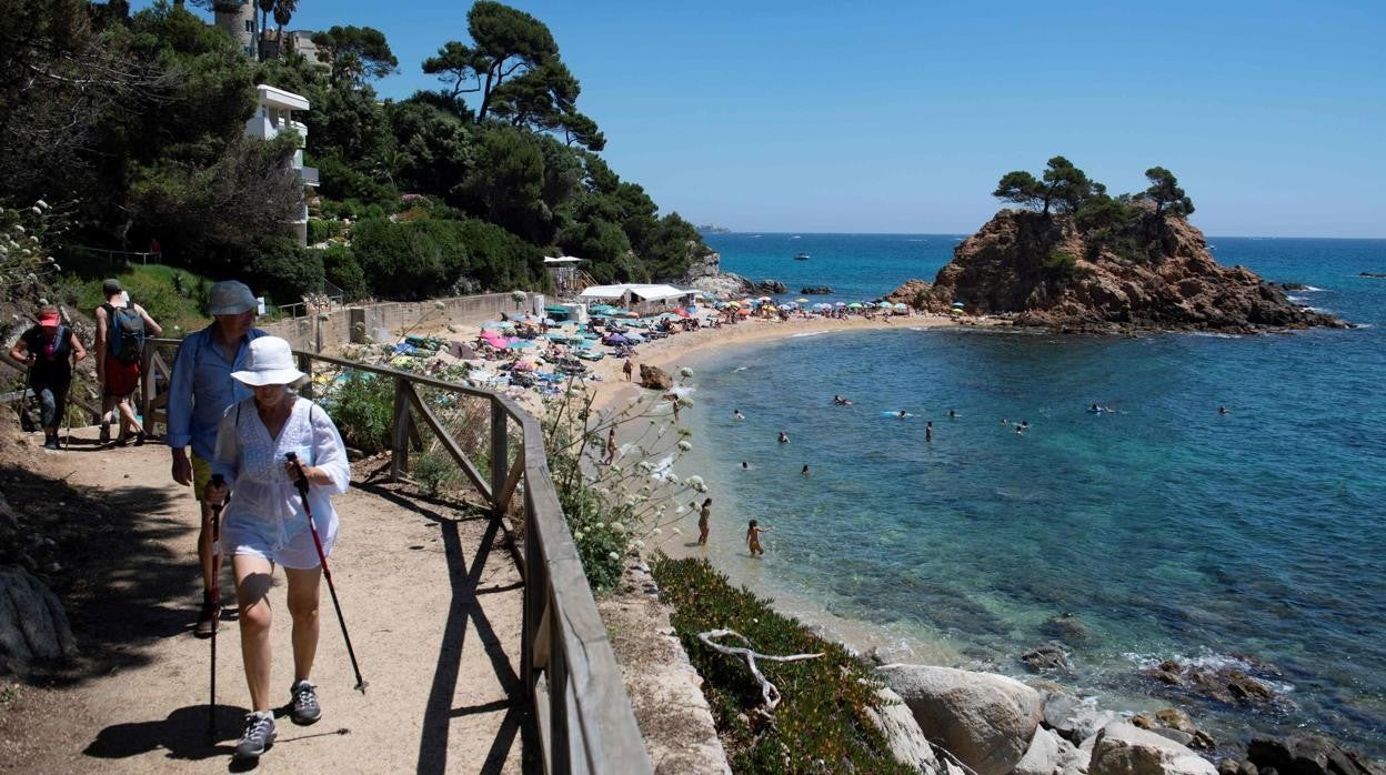 Gente disfrutando de una de las playas de Playa de Aro