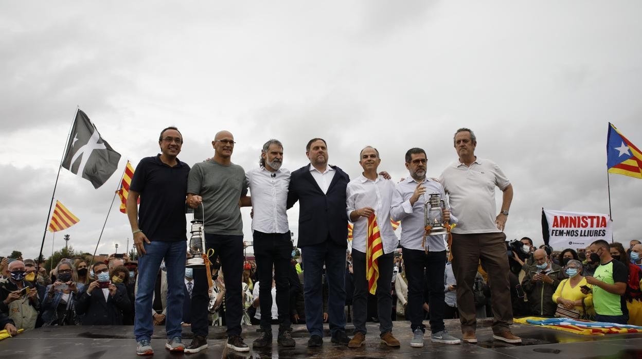 Rull, Romeva, Cuixart, Junqueras, Turull, Sánchez y Forn a su salida de la prisión de Lledoners el pasado miércoles