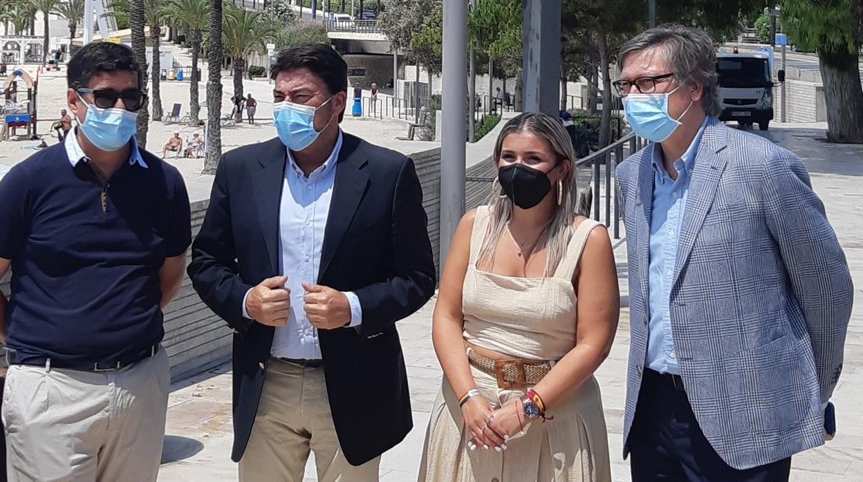 El alcalde y la vicealcaldesa, con directivos de Aguas de Alicante, en la presentación del sistema, este martes en la playa de la Albufereta