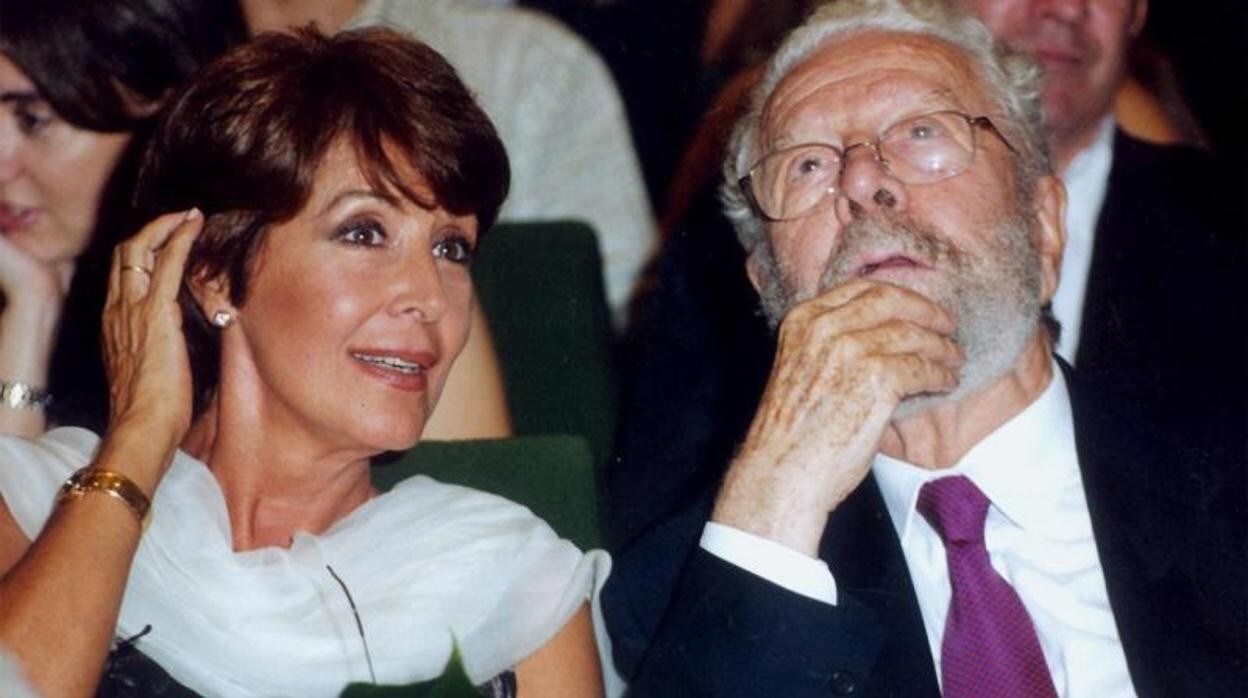 Luis García Berlanga junto a la actriz Concha Velasco, premiados en el Festival de Cine de Alfaz del Pi