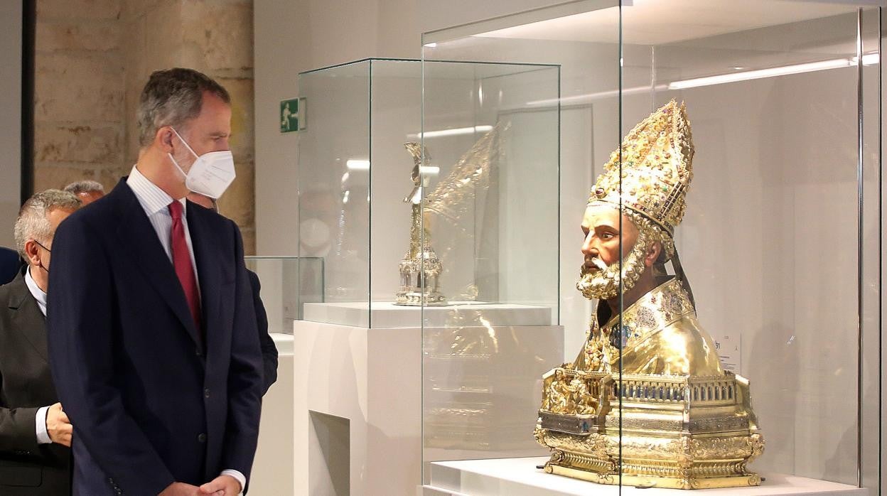 El Rey, durante su visita a la nueva exposición de Las Edades en la Catedral de Burgos