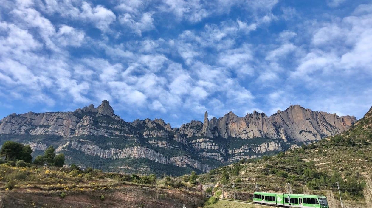 El cremallera de Montserrat, con la montaña de fondo