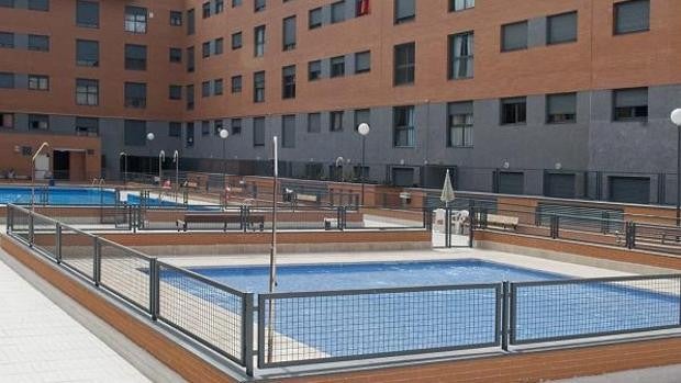 Denuncian que numerosas piscinas comunitarias emplean a socorristas sin licencia en vigor en Madrid