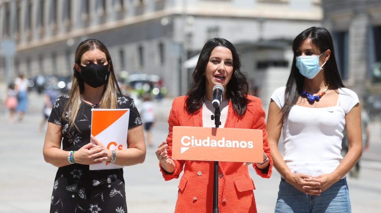 La portavoz de Derechos Sociales de Ciudadanos, Sara Giménez; la presidenta de Ciudadanos, Inés Arrimadas y la vicealcaldesa de Madrid, Begoña Villacís