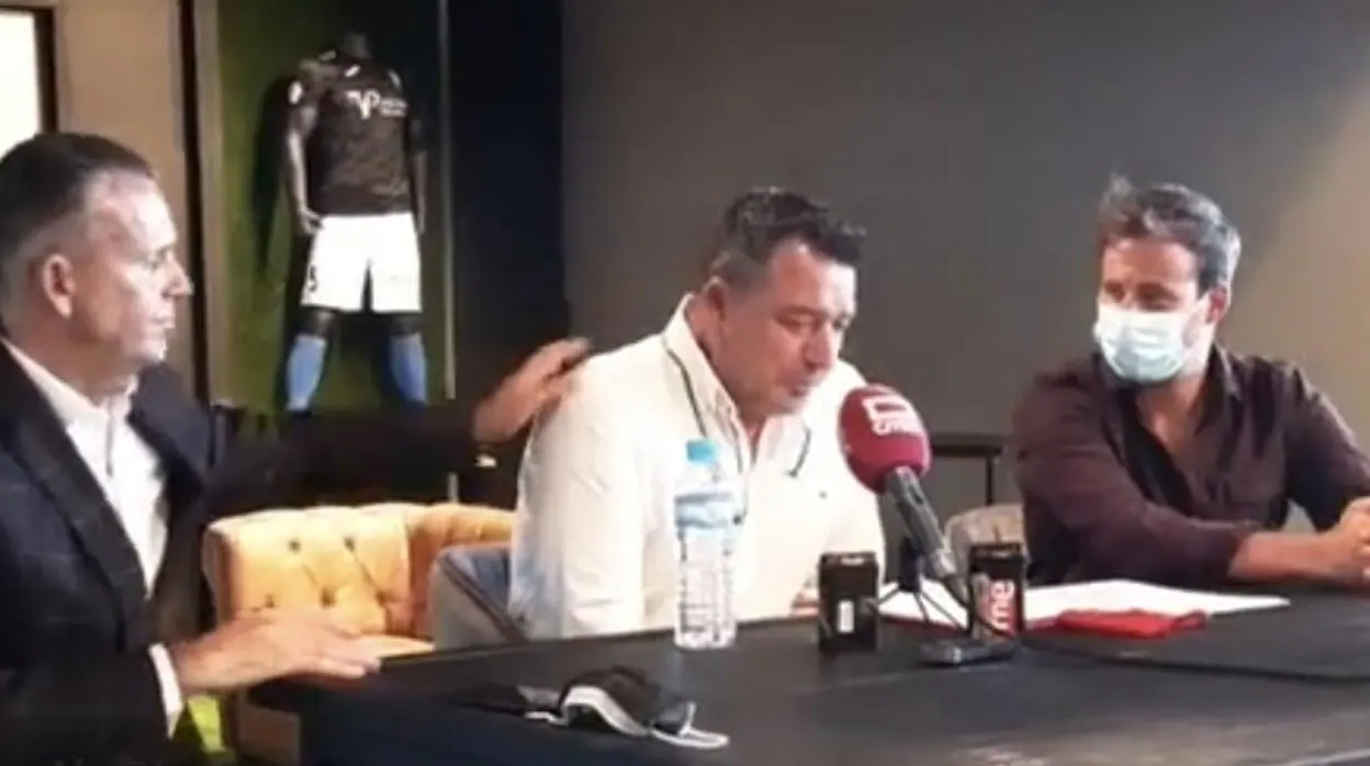 José Antonio Dorado, emocionado en la rueda de prensa en la que anunció su adiós al CF Talavera