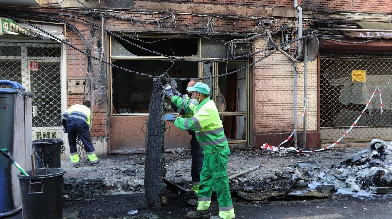 Un incendio de contenedores de basura y vidrio en la calle Vera Cruz de Palencia provoca daños en vehcículos , en cables de electricidad y teléfono, así como en la fachad del edificio numero 4 de es calle