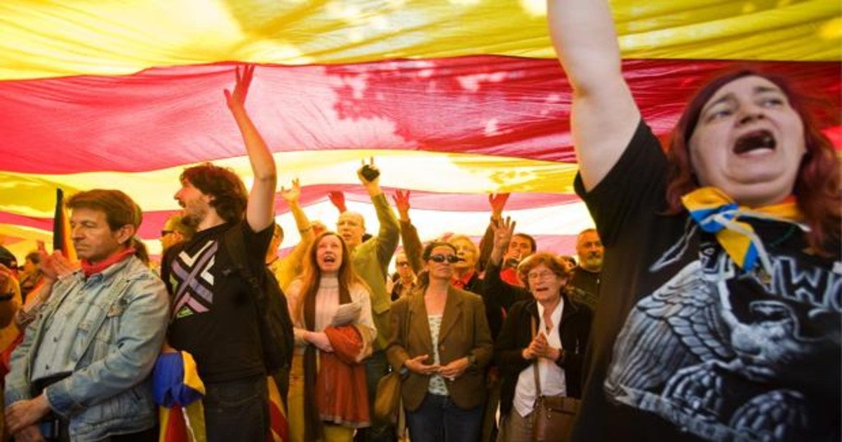 Independentistas en la puerta del Parlament en Barcelona en 2011