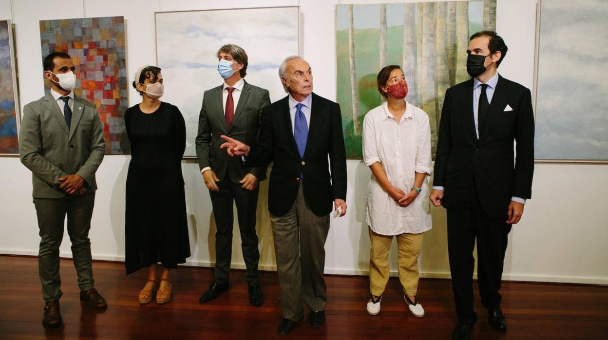 El diputado de Cultura, Enrique Rubio; la comisaria de la exposición, Claudia Rodríguez; el alcalde de Soria, Carlos Martínez; el Duque de Soria; la pintora, Alicia Marsans y el presidente de la FDS, Rafael Benjumea, durante la inauguración de la exposición (de I a D)