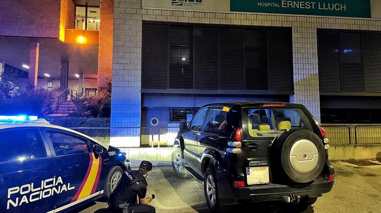 Imagen tomada la noche del pasado 19 de abril, con la Policía revisando vehículos tras la llamada de teléfono que alertaba de un coche bomba estacionado fuera del hospital de Calatayud