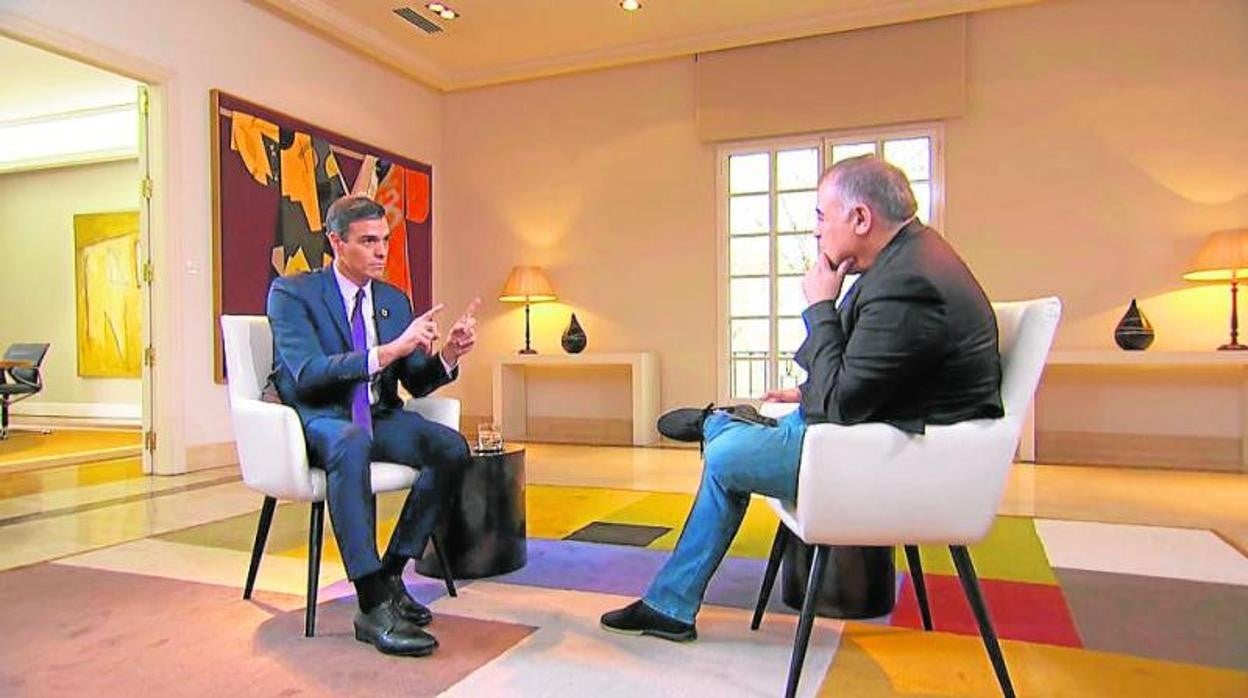 El presidente del Gobierno, Pedro Sánchez, entrevistado en La Moncloa