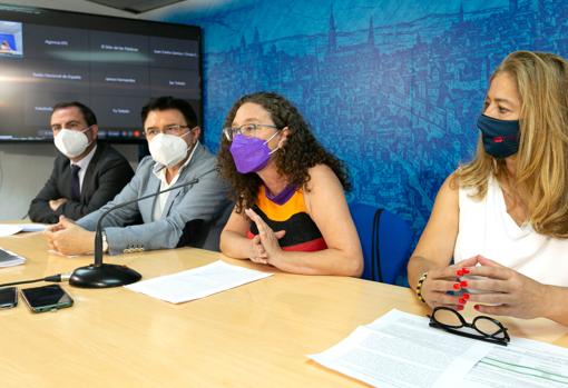 Alicia Martínez, junto a Teo García y José Gutiérrez, en la presentación del evento poético