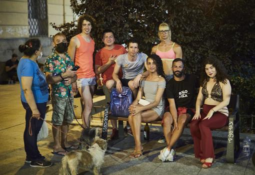 Un grupo de amigos celebra el Orgullo LGTBI en Chueca