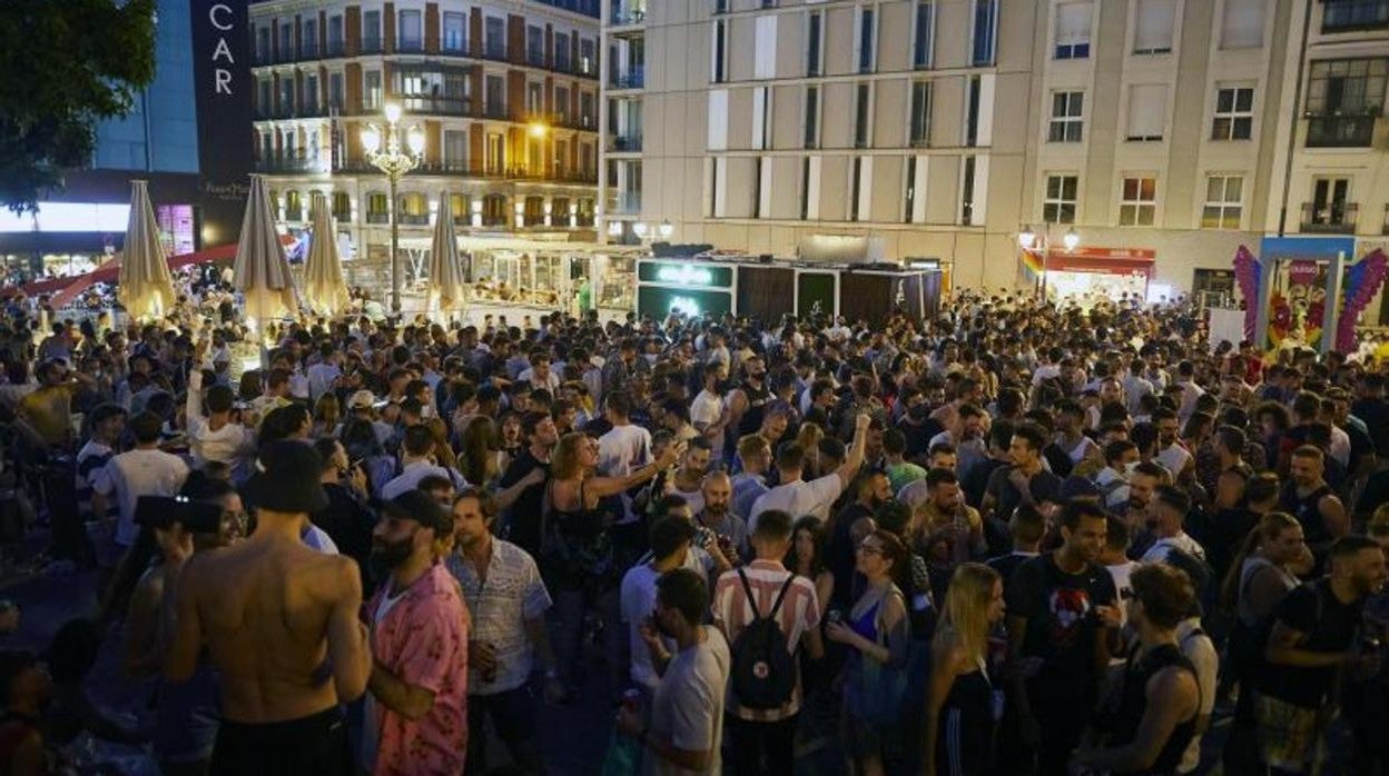 Aglomeración de personas, muchas de ellas sin mascarillas y sin respetar la distancia social, el jueves en las fiestas del Orgullo