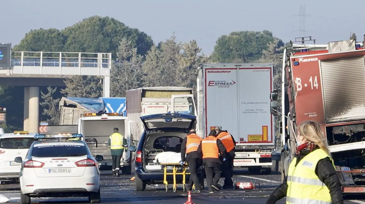 Foto de archivo de un accidente en Tordesillas en el que tres personas murieron atropelladas al tratar de auxiliar a un camión accidentado.