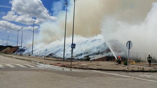 Los Bomberos de Ponferrada trabajan en un incendio en una pila de biomasa en Cubillos del Sil