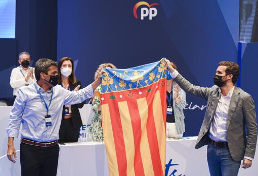 Imagen del nuevo presidente del PPCV, Carlos Mazón, junto al líder nacional de los populares, Pablo Casado, este sábado en Valencia