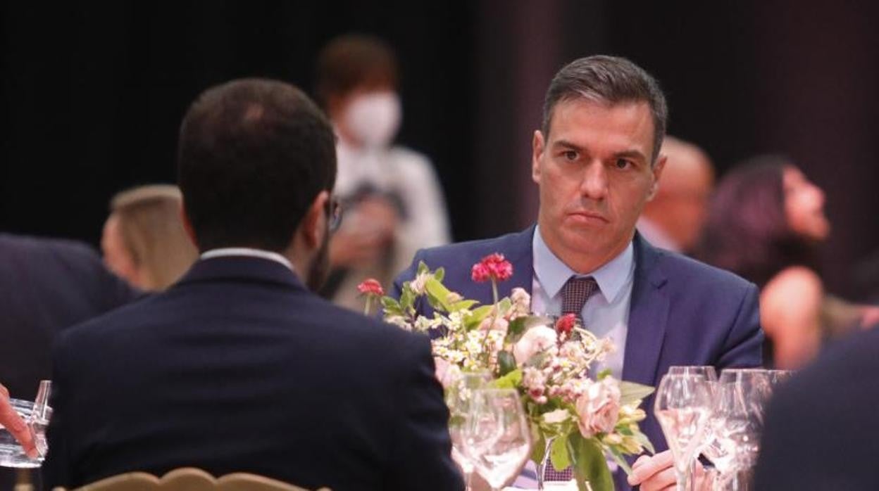 Sánchez y Aragonès, de espaldas, durante la cena de inauguración del MWC