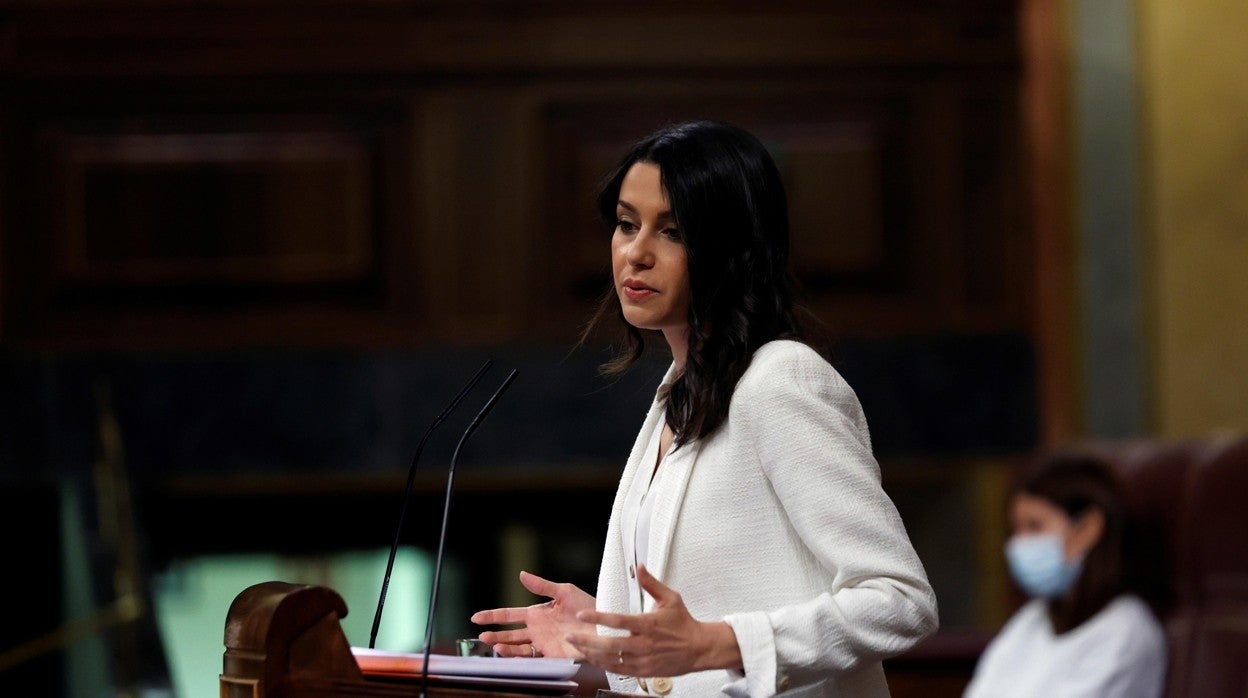 Inés Arrimadas remarcó, en la comparecencia de Pedro Sánchez, la distancia que los separa