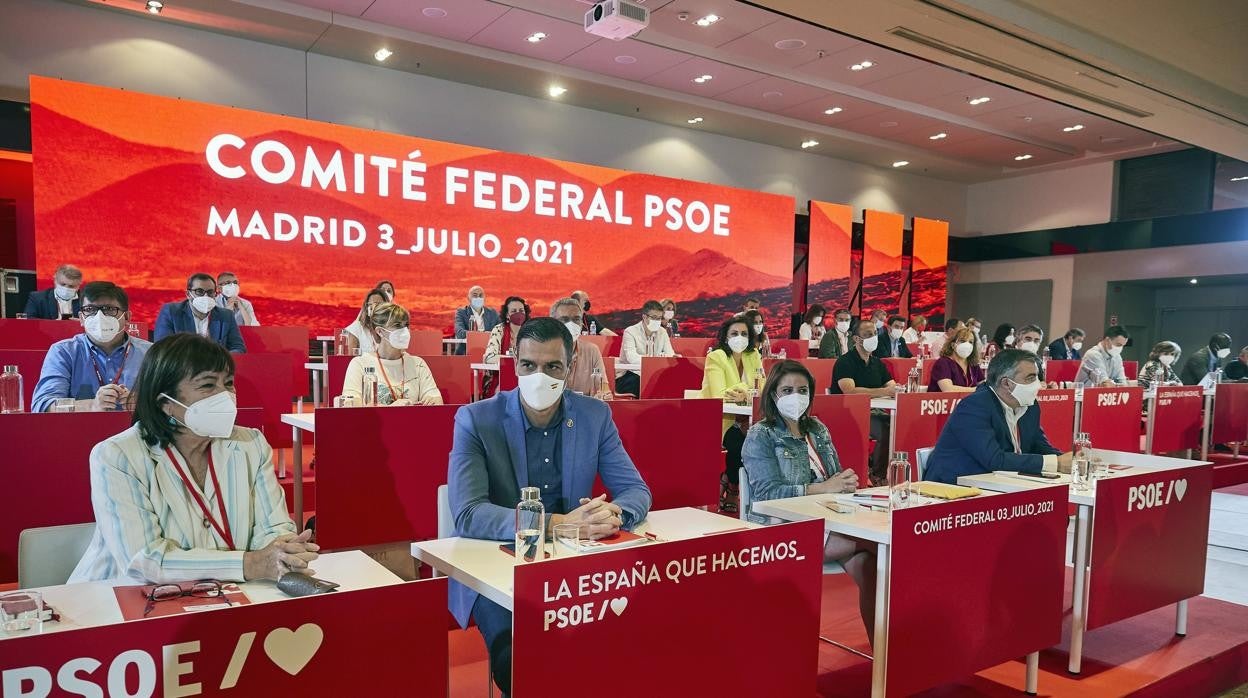 Pedro Sánchez junto a Cristina Narbona y Adriana Lastra en el Comité Federal del PSOE