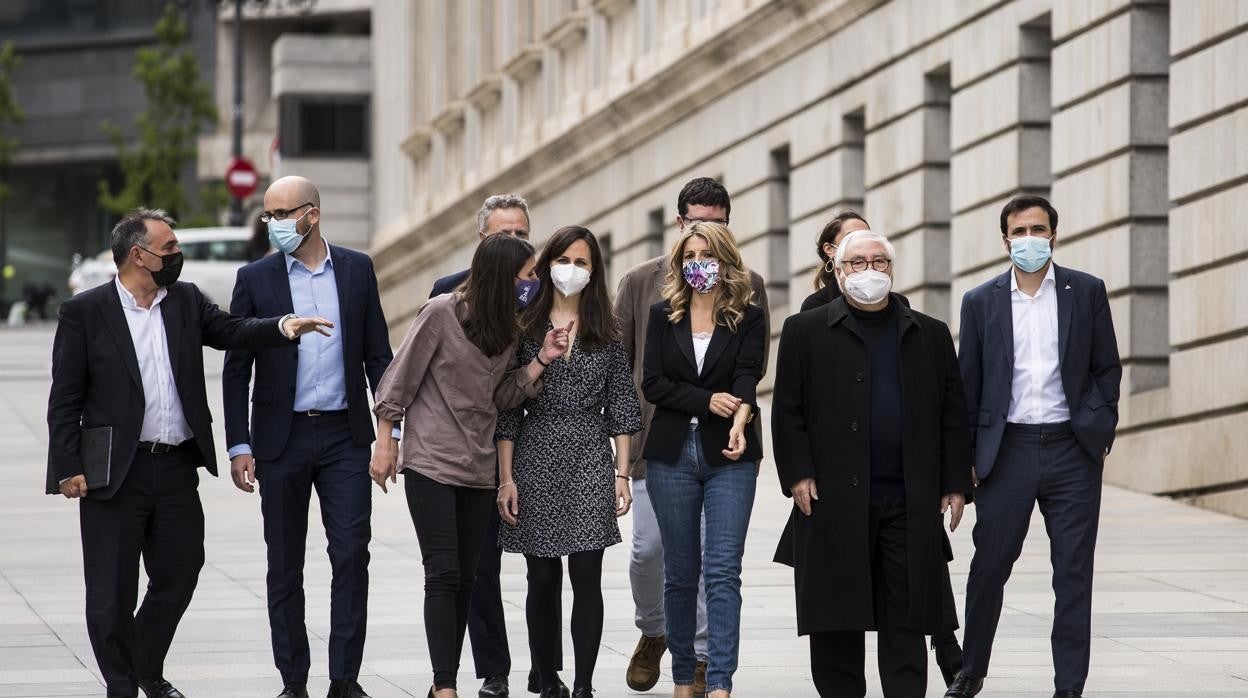El núcleo de Podemos en el Gobierno: en el centro Yolanda Díaz, con Manuel Castells y Alberto Garzón a su izquierda; a su derecha, Ione Belarra e Irene Montero