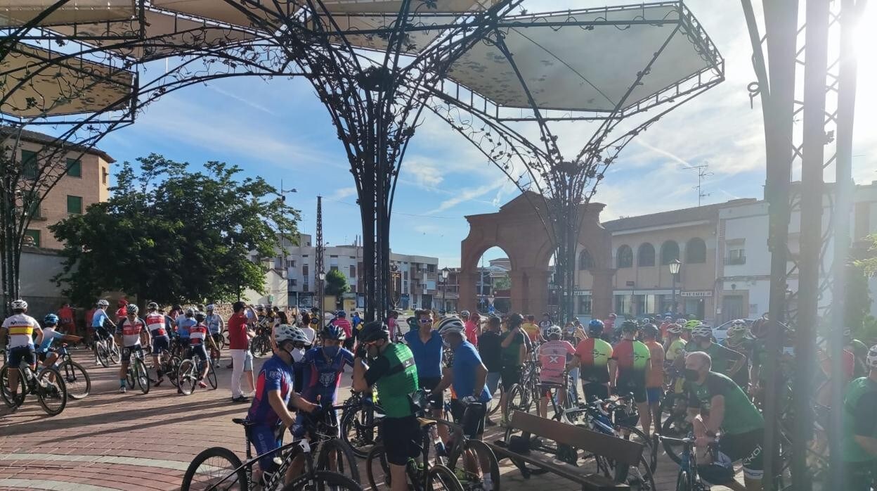 Ciclistas reunidos este domingo en la plaza de la Virgen de Sonseca