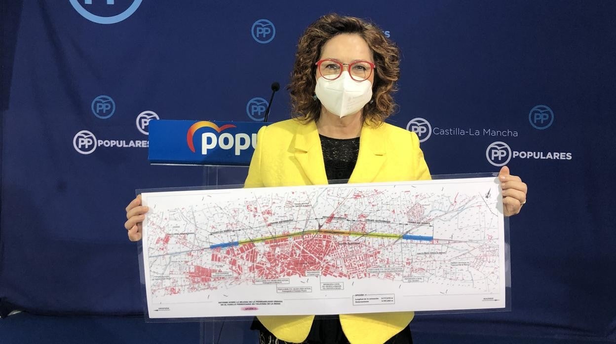 Carmen Riolobos, con un mapa sobre el soterramiento de las vías