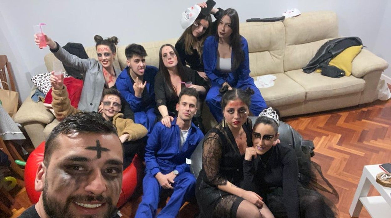 Samuel rodeado de sus amigos en una fiesta