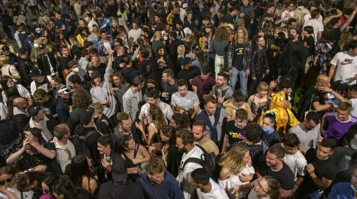 Jóvenes haciendo botellón en Barcelona tras el levantamiento del estado de alarma