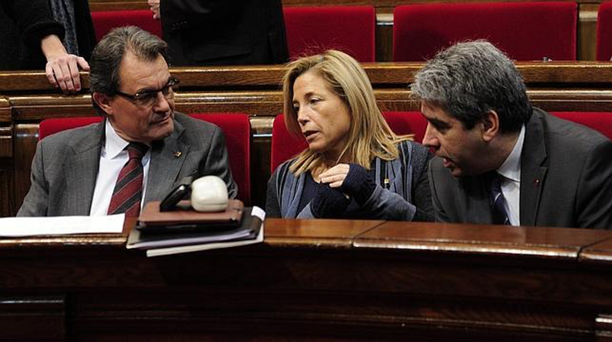 Artur Mas, Joana Ortega y Francesc Homs, en una sesión del Parlamento catalán en marzo de 2014